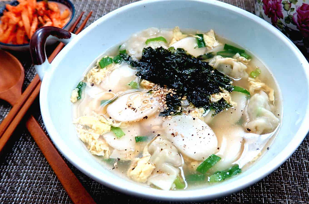 Món ăn ngày tết hàn quốc - Canh bánh gạo Tteokguk