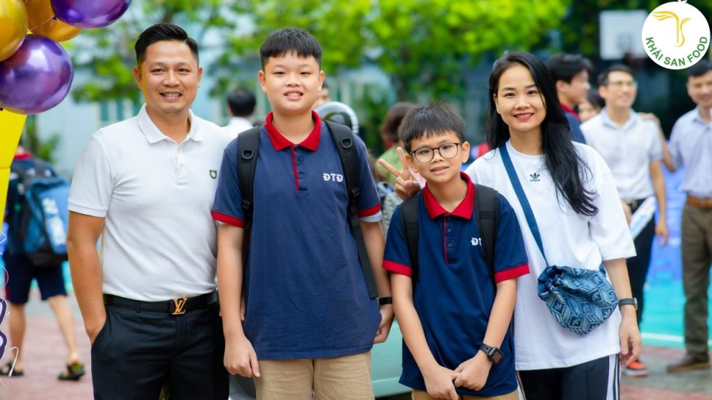 Phụ huynh và học sinh trong ngày Lễ Tựu Trường