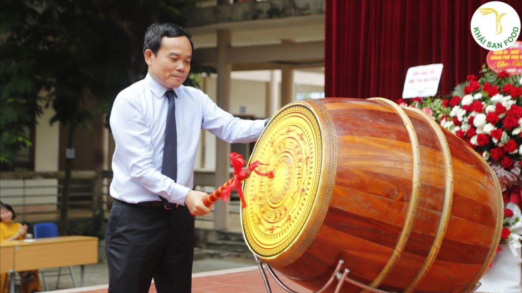 Giáo viên đánh những hồi trống khai giảng năm học mới