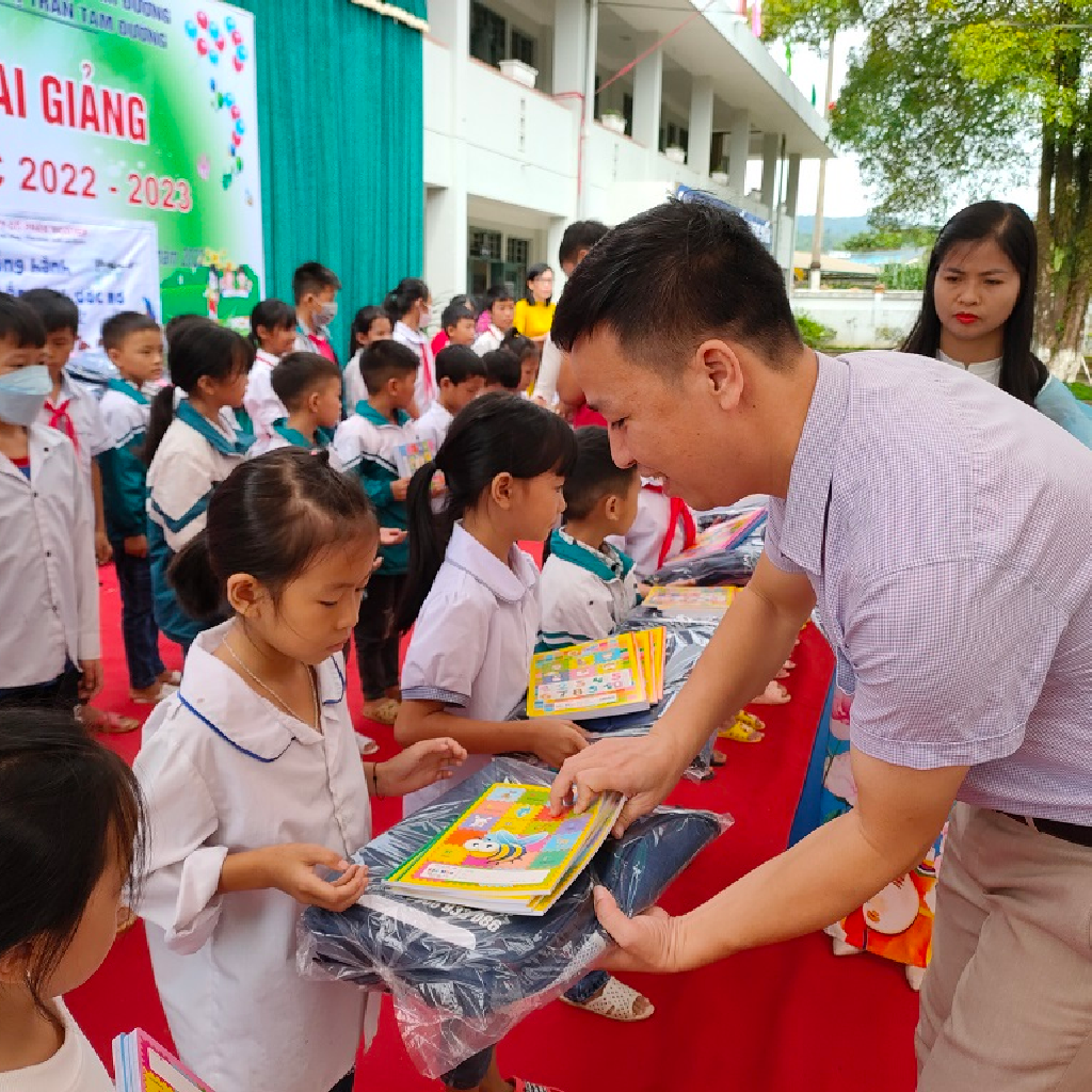 Lên Kế Hoạch Chương Trình Tặng Quà Học Sinh Nghèo Vượt Khó