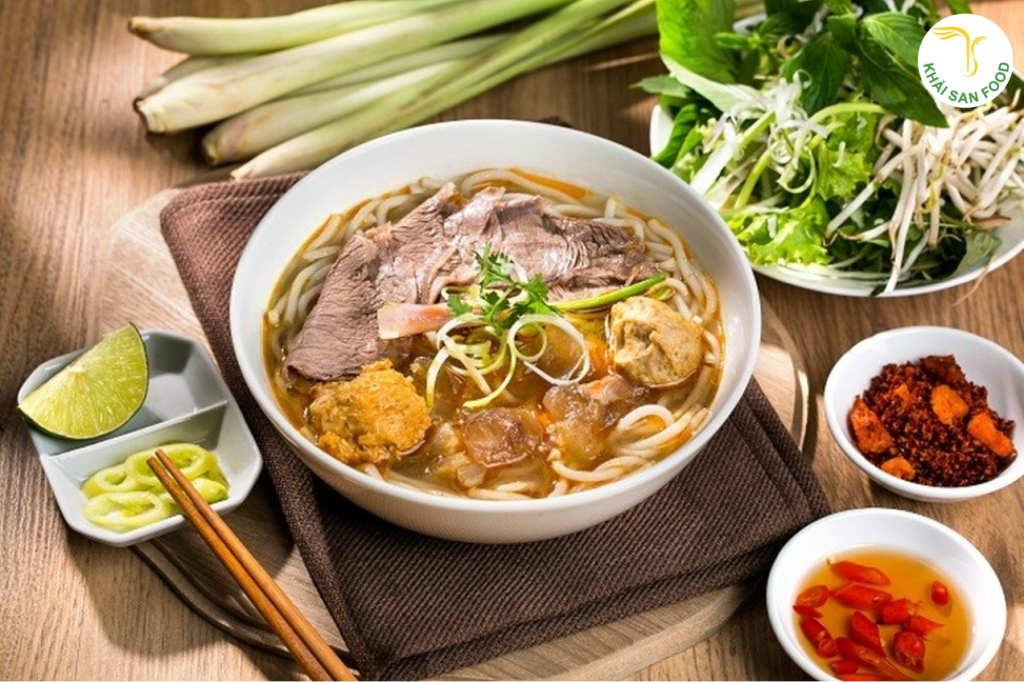 Tô bún bò Huế thơm ngon, hấp dẫn, tự làm tại nhà