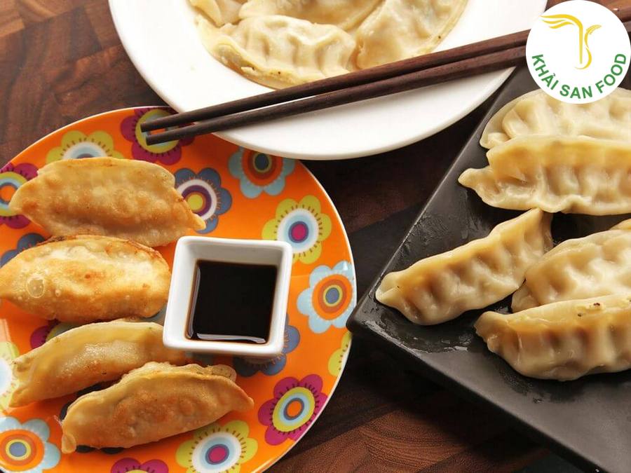 Nếu bạn đang muốn thưởng thức lớp vỏ giòn rụm vàng óng thì chắc chắn phải ưu tiên ngay bánh xếp mandu chiên giòn nhé. Nếu bạn đang muốn thưởng thức lớp vỏ giòn rụm vàng óng thì chắc chắn phải ưu tiên ngay bánh xếp mandu chiên giòn nhé.