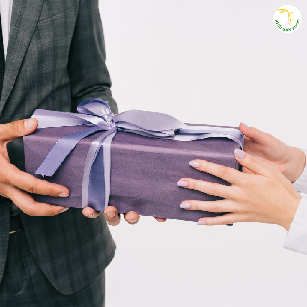 Mua quà tặng văn phòng phẩm cũng là cách thể hiện sự quan tâm, tri ân dành cho nhân viên, khách hàng hay đối tác