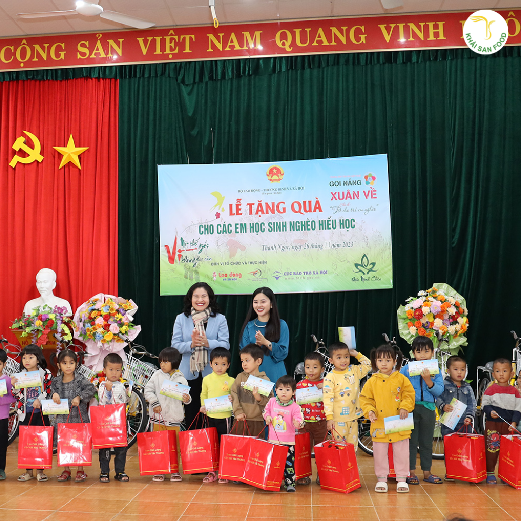 Các chương trình tặng quà cho học sinh nghèo vượt khó luôn được tổ chức hằng năm