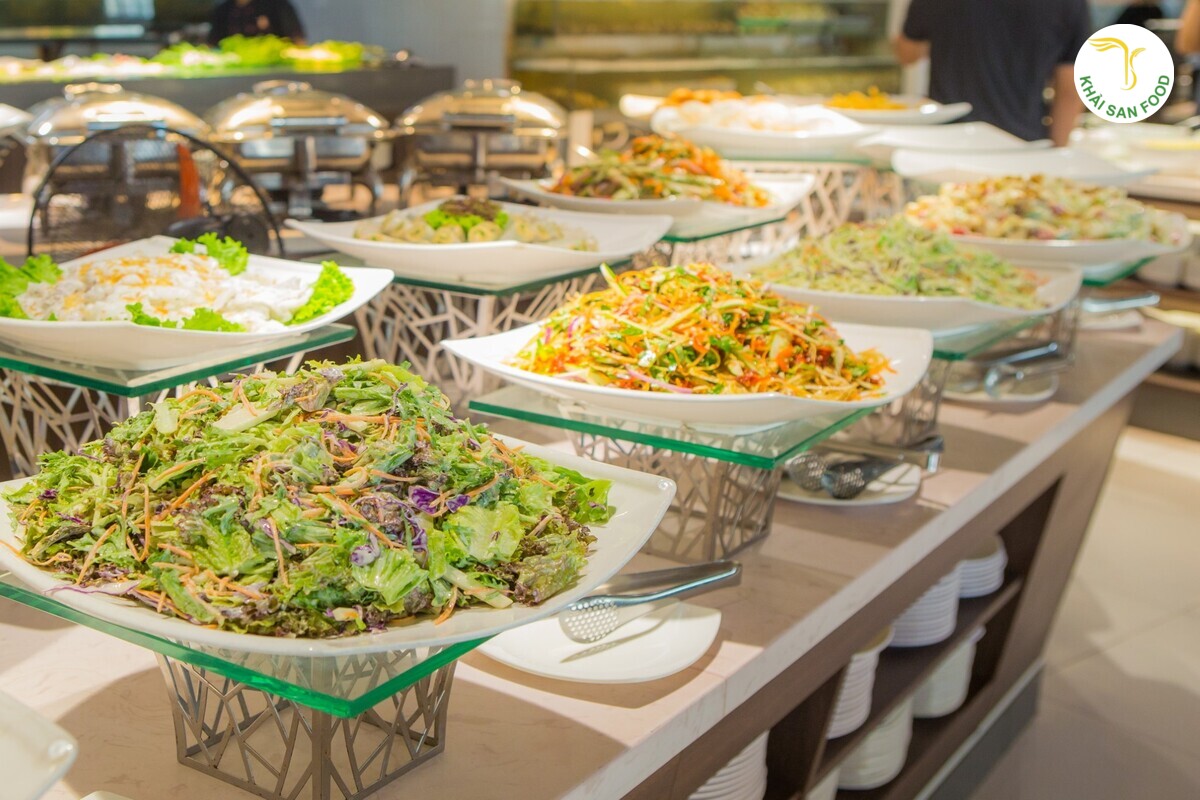 Salad rau củ là một trong những món ăn được nhiều người lựa chọn vì đây là món ăn dễ làm, ngon, đơn giản trong các bữa tiệc buffet