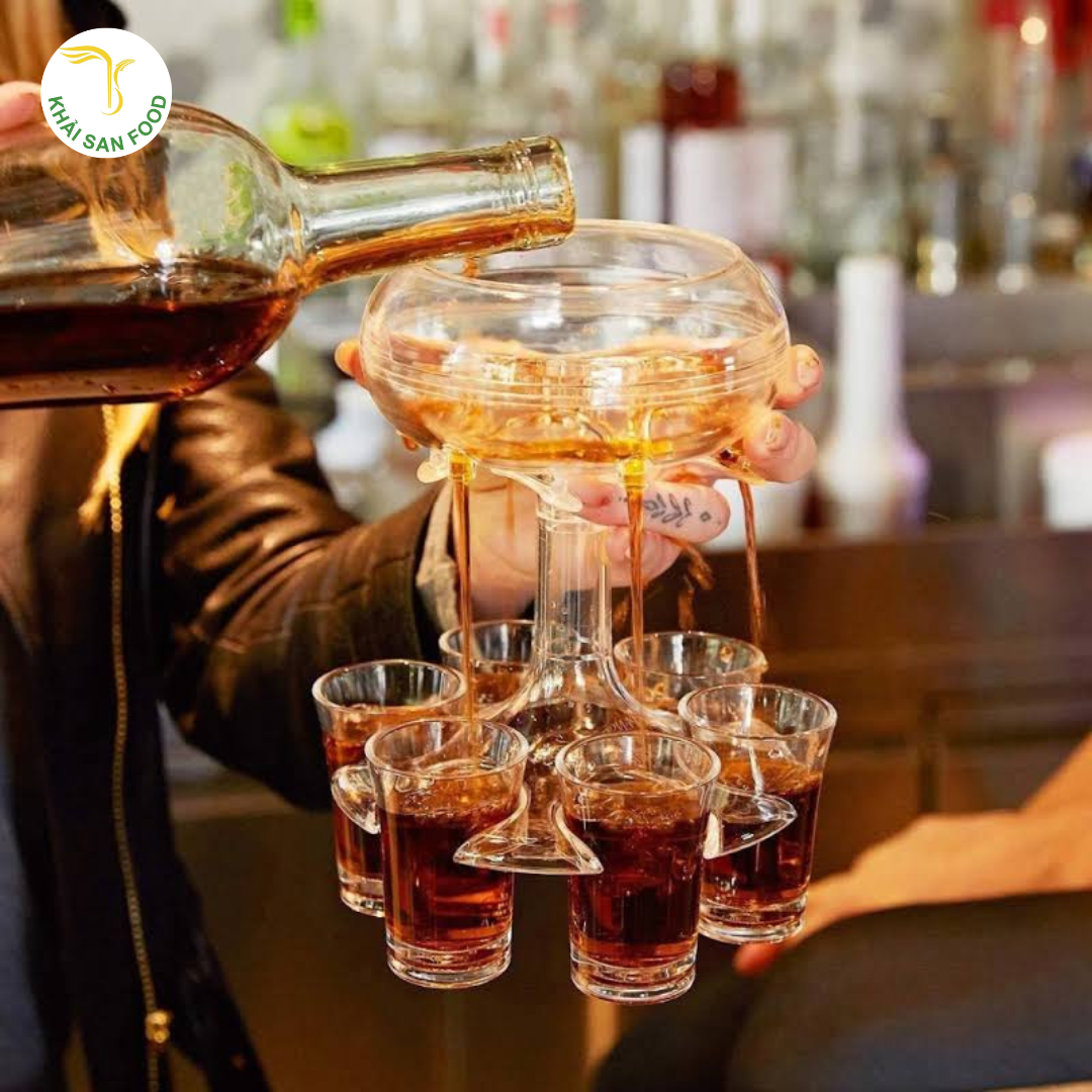 Giá treo tường bằng thuỷ tinh trông tuyệt vời trong hầu hết mọi khu vực từ quầy bar, bàn tiệc đến nhà ở