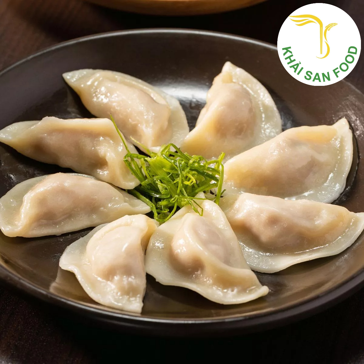Bánh xếp mandu là một trong những loại bánh truyền thống của Hàn Quốc, đã và đang để lại nhiều ấn tượng cho người dùng Việt. Khi lớp vỏ bánh thơm dẻo, mỏng mềm, lớp nhân đầy đủ nguyên liệu bên trong cùng chén nước tương mặn nhẹ vừa dễ chế biến lại vừa đơn giản trong lối thưởng thức. Bánh xếp mandu là một trong những loại bánh truyền thống của Hàn Quốc, đã và đang để lại nhiều ấn tượng cho người dùng Việt. Khi lớp vỏ bánh thơm dẻo, mỏng mềm, lớp nhân đầy đủ nguyên liệu bên trong cùng chén nước tương mặn nhẹ vừa dễ chế biến lại vừa đơn giản trong lối thưởng thức.