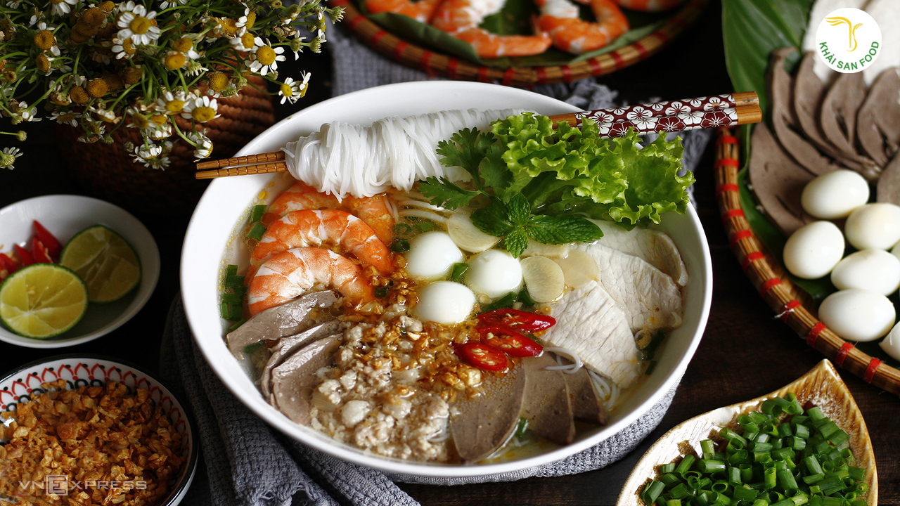 Hủ tiếu là một món ăn đặc sản, phổ biến của Việt Nam, được làm từ sợi hủ tiếu, nước dùng, thịt, trứng, rau sống