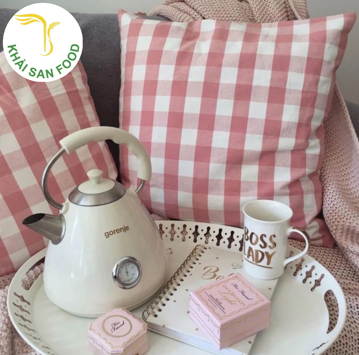 Cửa hàng bán đồ dùng, dụng cụ nhà bếp Gorenje luôn sở hữu những sản phẩm đáng yêu như thế này. Chỉ là 1 chiếc ấm có cần phải đẹp đến thế không?