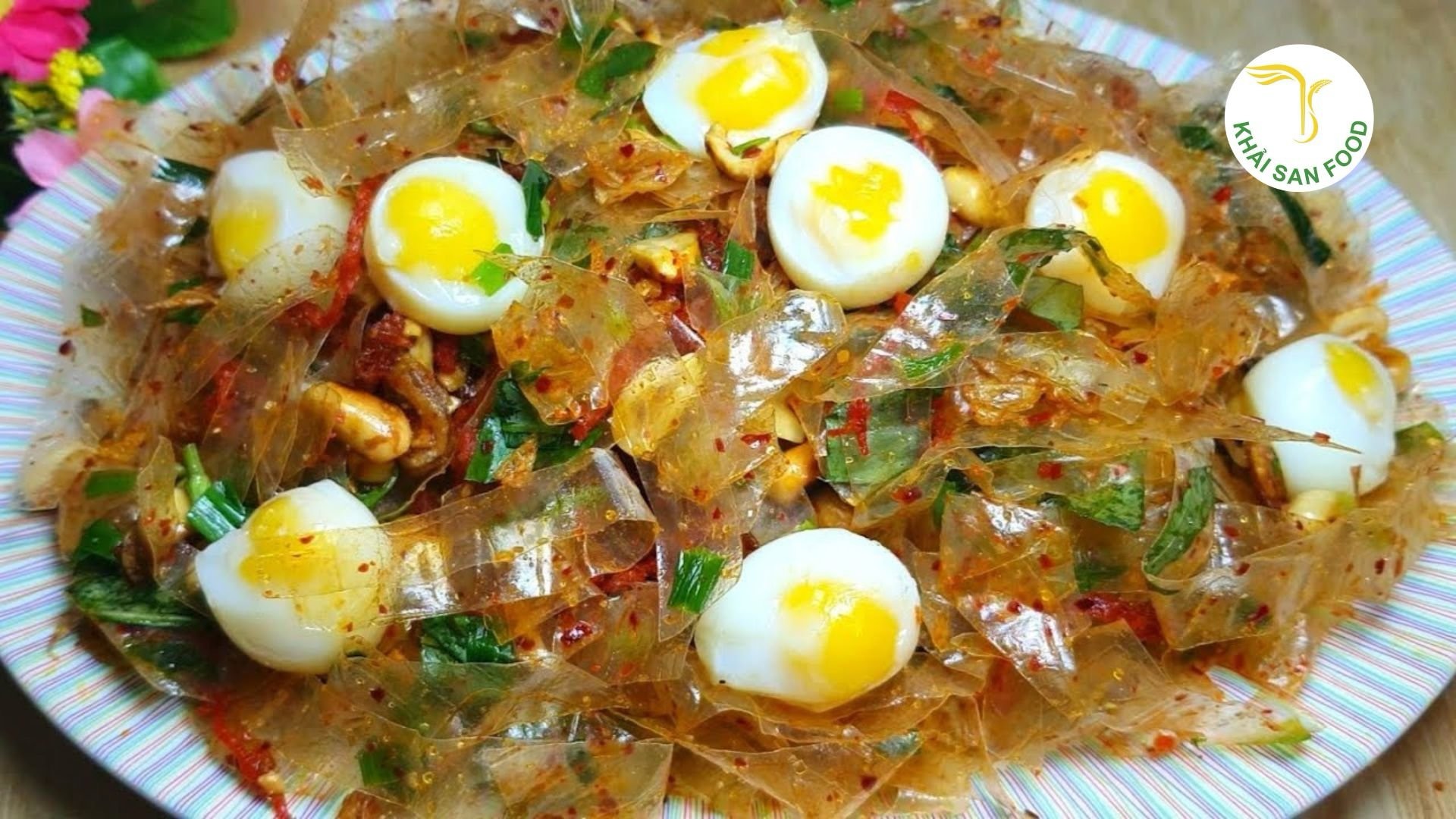 Bánh tráng trộn thích hợp cho ẩm thực đường phố, và thường được bày bán trên các xe đẩy hoặc gánh hàng rong.