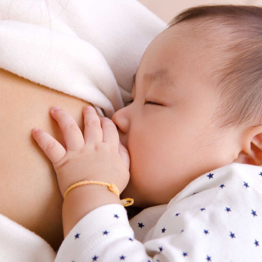 Mẹ Cho Con Bú Uống Nước Tăng Lực Được Hay Không