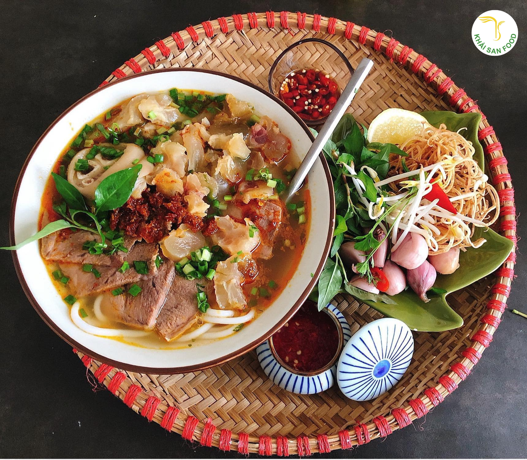 Bún bò giò heo kiểu Huế thơm ngon, đậm vị