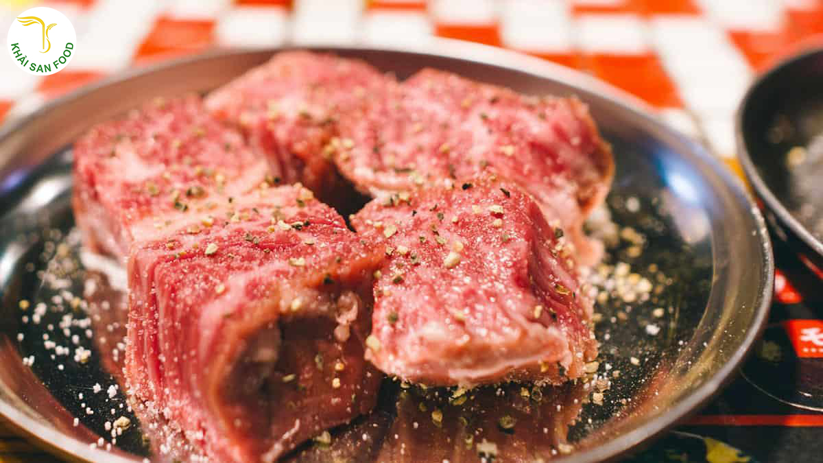 Cách sơ chế nguyên liệu trước khi nấu thịt bò hầm với sốt rượu vang mà không cần rượu