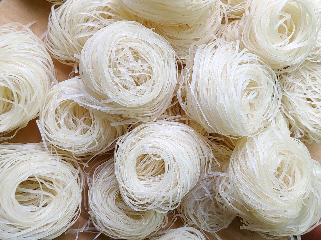 Dùng bún gạo khô