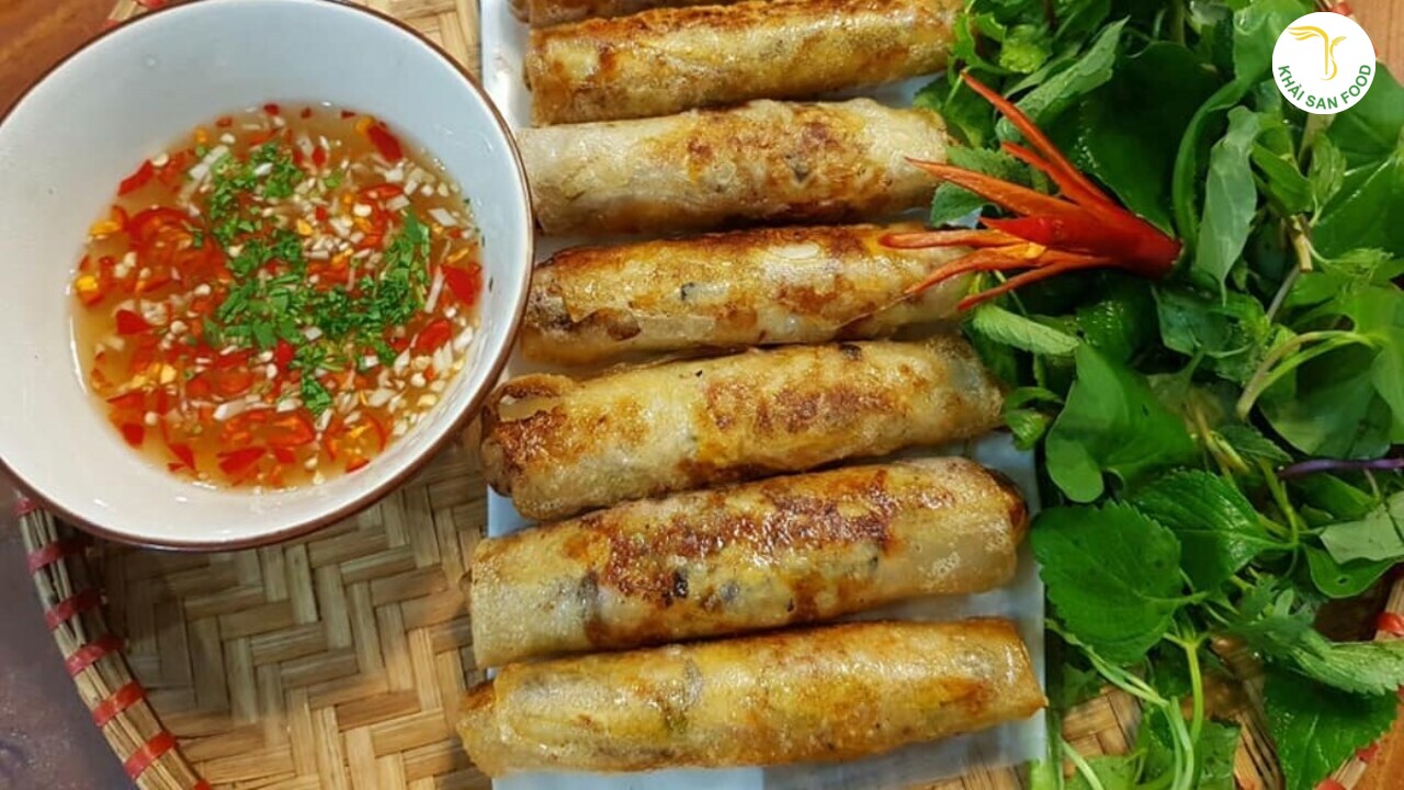 Nem rán (chả giò) là một trong những món ăn đặc sản của Việt Nam được nhiều người yêu thích nhất
