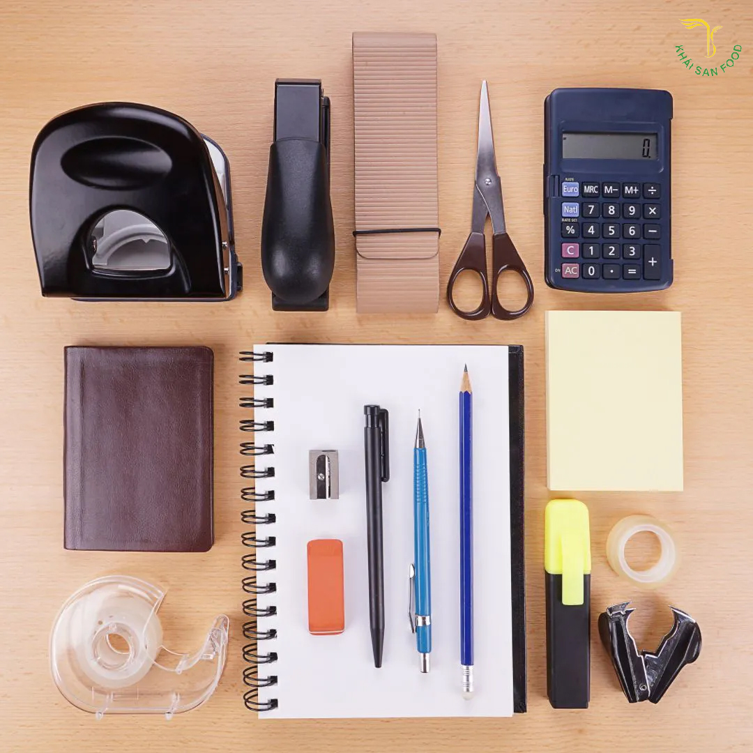 Trong danh sách cần mua bao gồm những loại văn phòng phẩm nào?