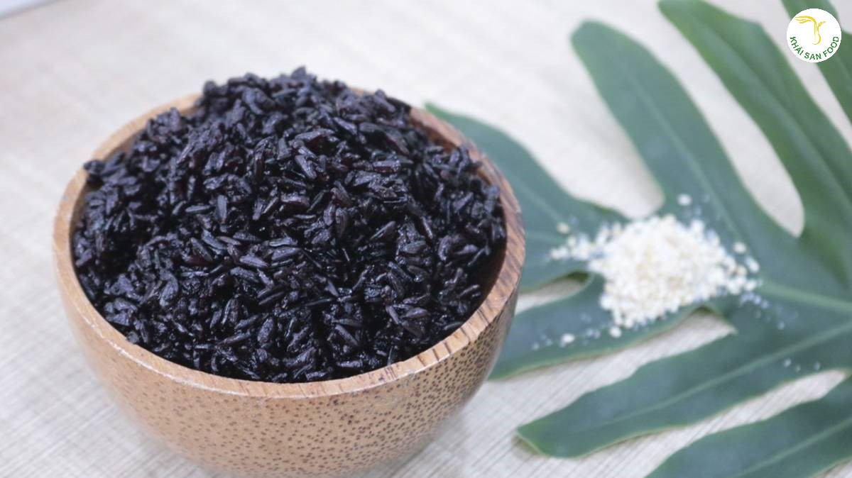 Bước 2: Sau khi ngâm xong thì cách nấu cơm gạo lứt đen tiếp theo là chúng ta trộn hết tất cả các nguyên liệu đã chuẩn bị từ trước.