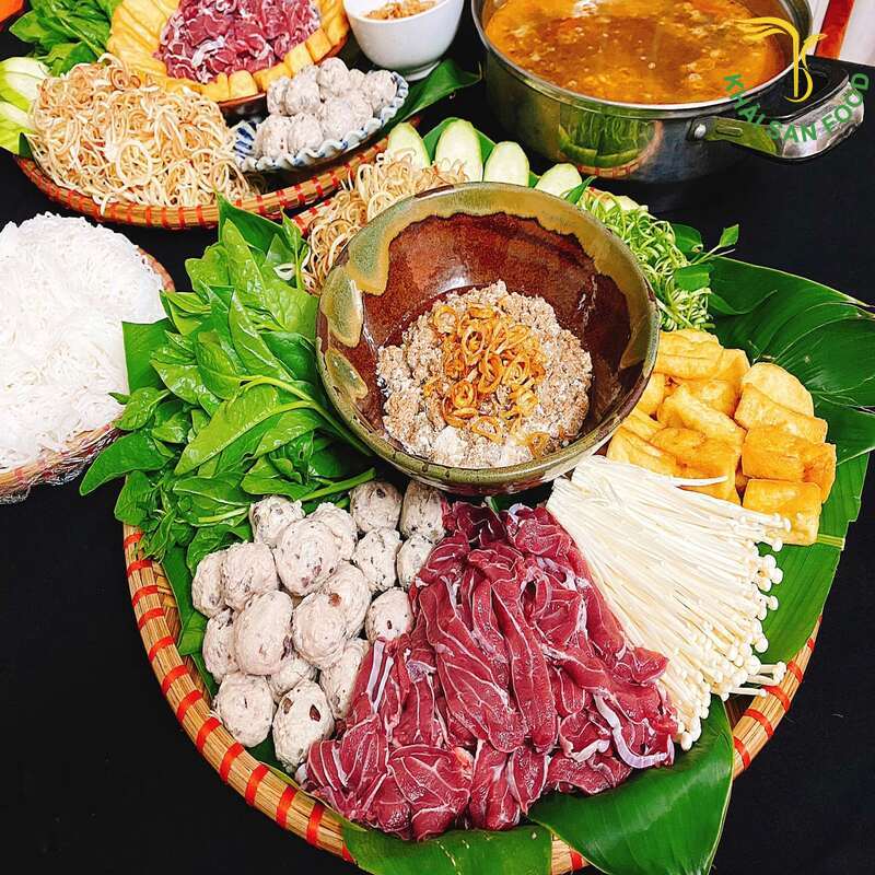 Bạn có thể thêm gói gia vị lẩu Thái hoặc điều chỉnh gia vị theo khẩu vị riêng để tạo nên một món lẩu thơm ngon và đúng điệu.