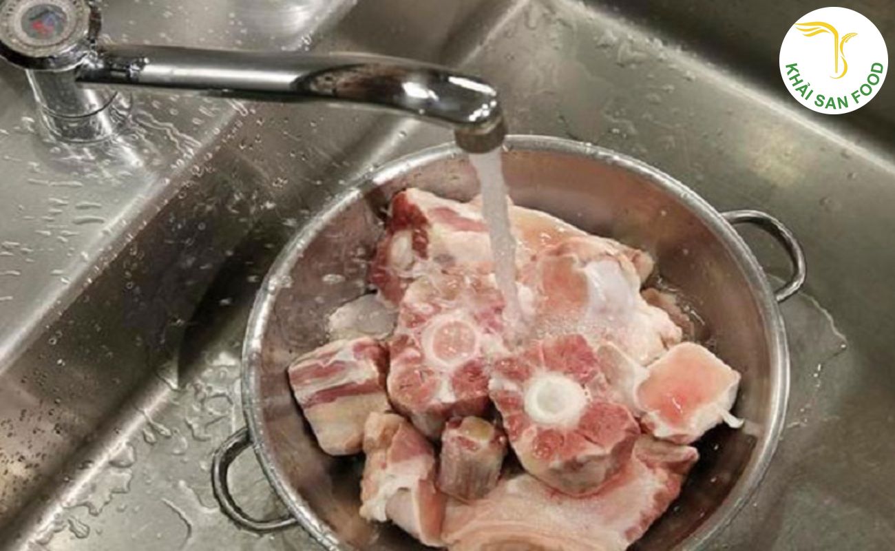 Xương ống nên được chần qua nước sôi để khử mùi tanh