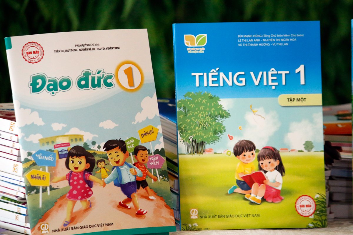 Sách giáo khoa là đồ dùng học tập không thể thiếu nên ba mẹ phải cập nhật sách được cải cách tránh mua sách bản cũ