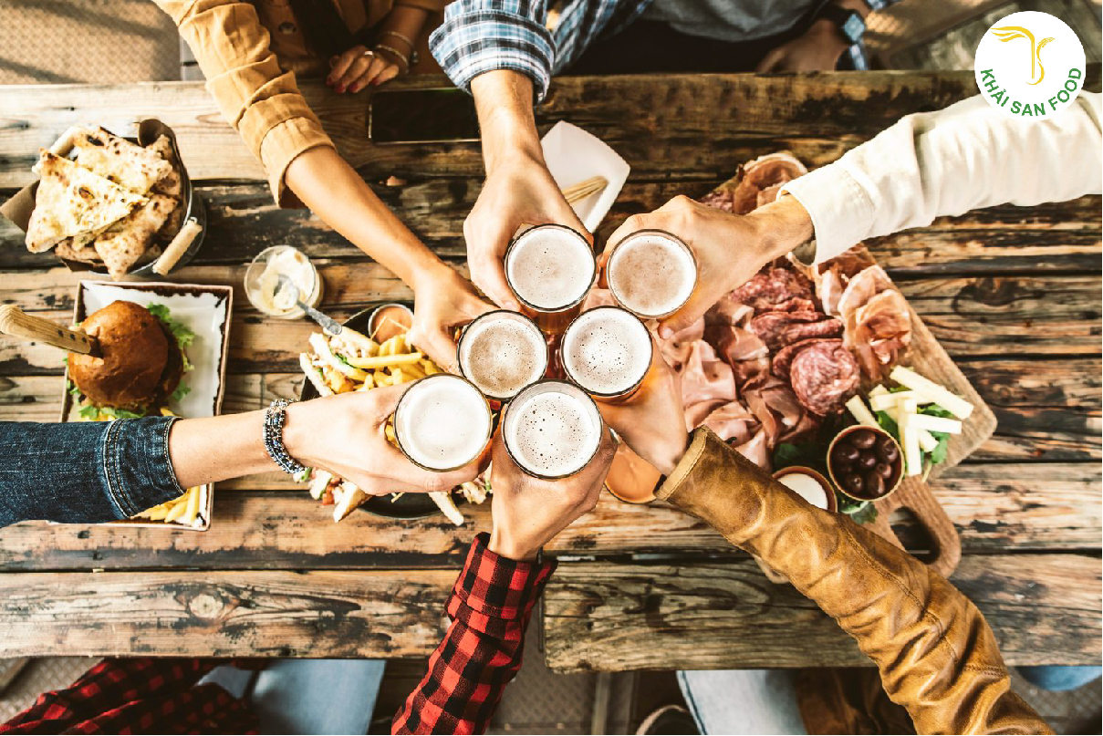 Món nhậu ngon cùng bia tạo không khí vui vẻ, gắn kết bạn bè
