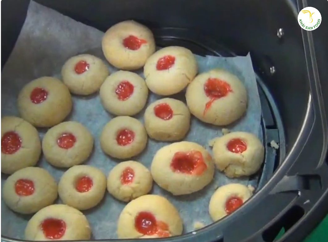 Cho bánh vào nồi chiên không dầu, nướng ở nhiệt độ 175°C trong khoảng 12 phút là bánh quy nhân mứt chín.