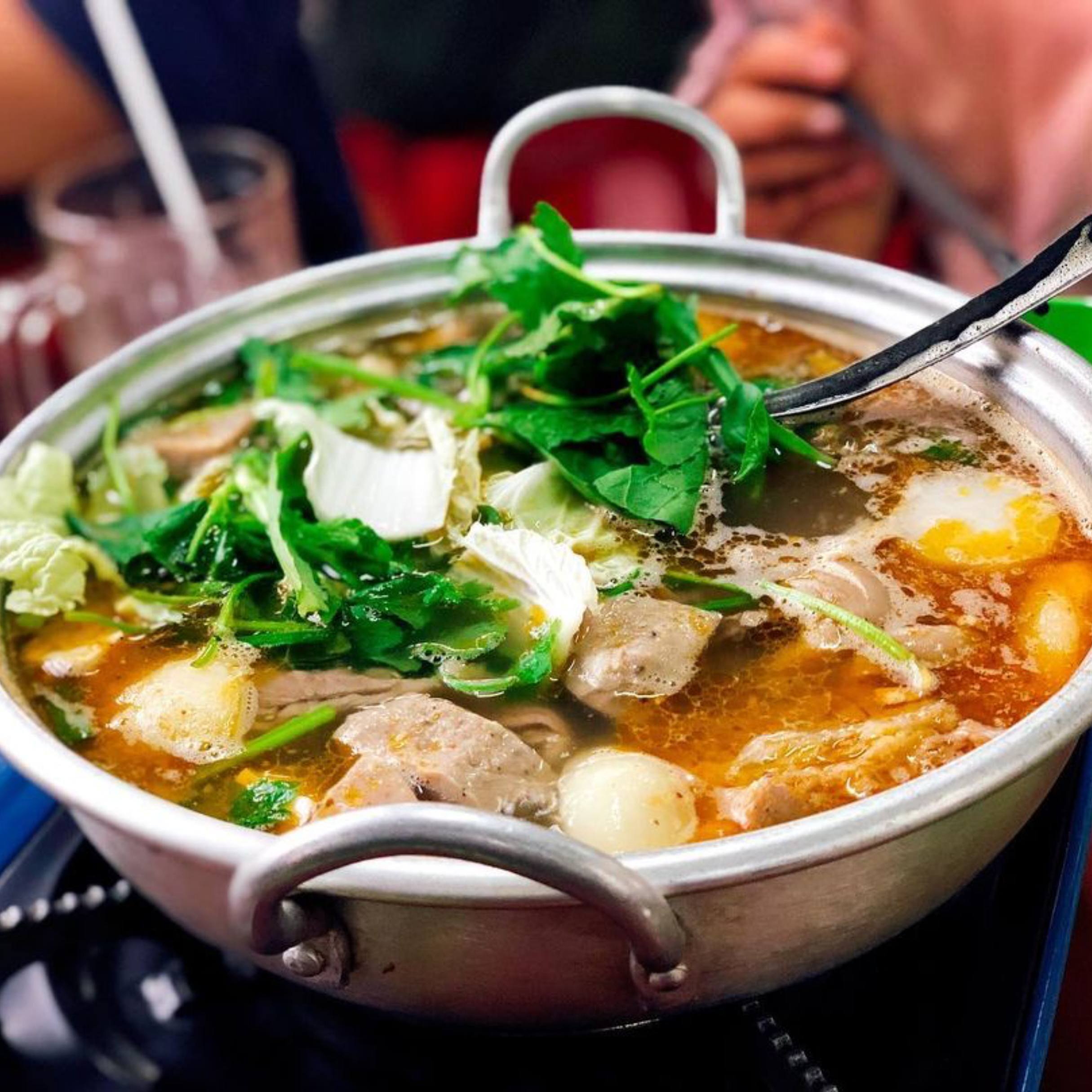 Lẩu bò nấu bằng gói gia vị nấu sẵn