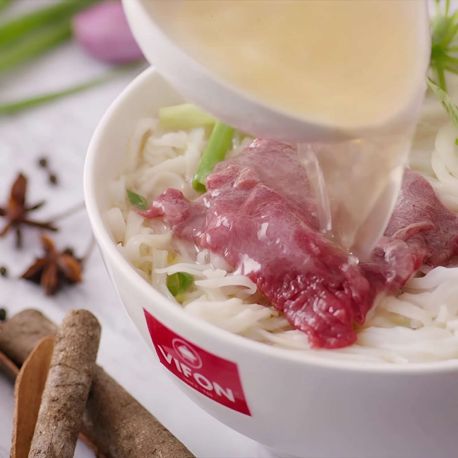 Phở Gói Bao Nhiêu Calo? Mách Bạn Cách Ăn Không Lo Tăng Cân