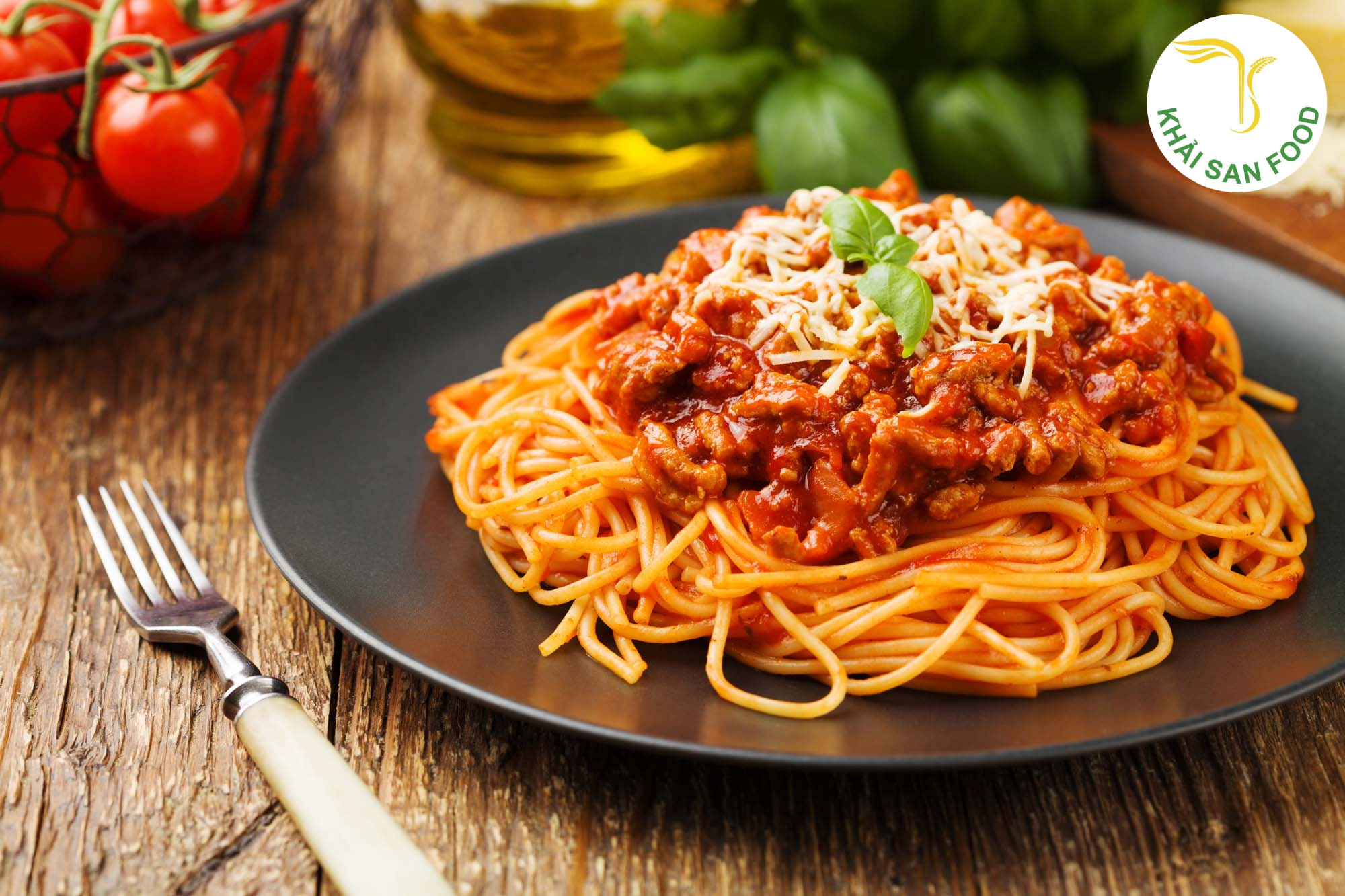 món ăn “spaghetti” nổi tiếng của Ý thường được ăn kèm với loại sốt nào?