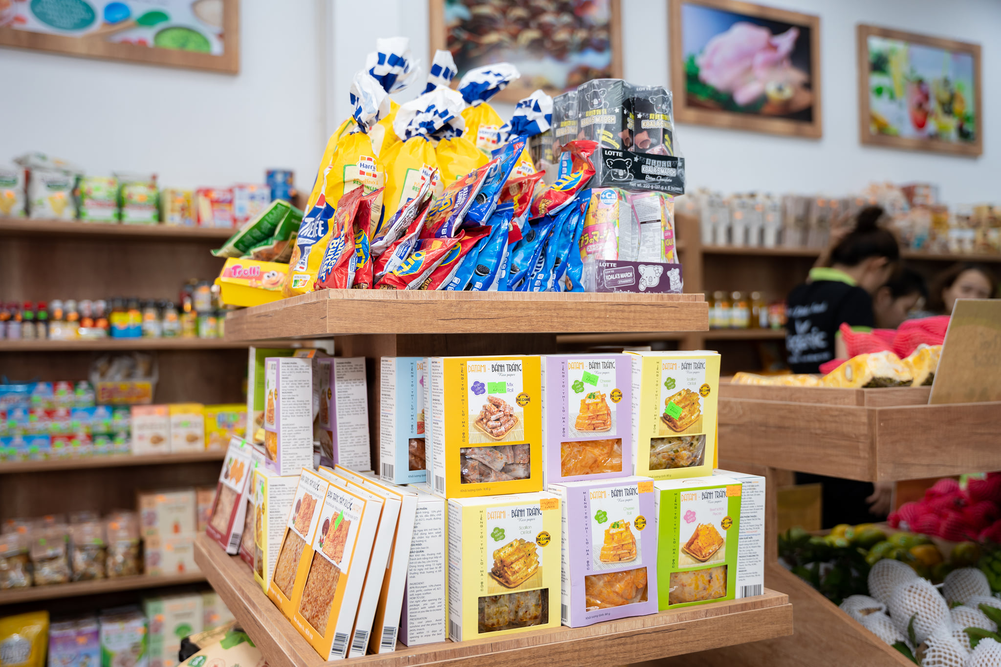 Cửa hàng bán đồ ăn vặt, tạp hoá Việt Nam (VN)