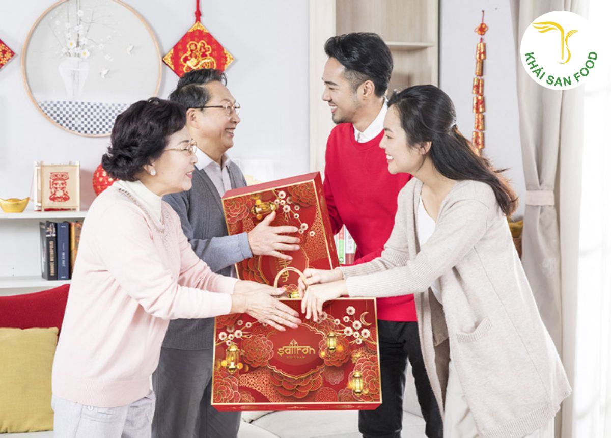 Có nên biếu quà tết cho nhà bạn trai